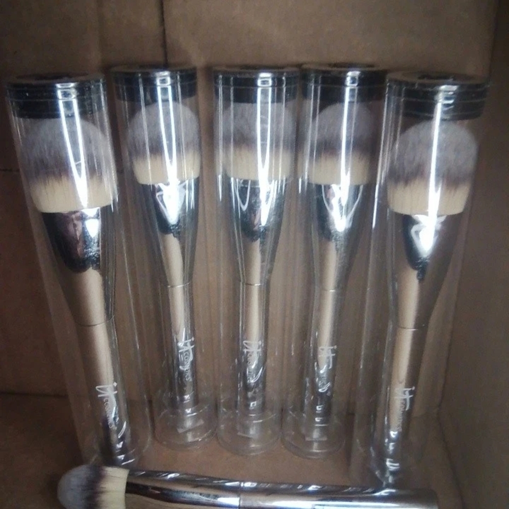 (6) It Cosmetic Heavenly Luxe Plush Foundation Brushes New Sealed